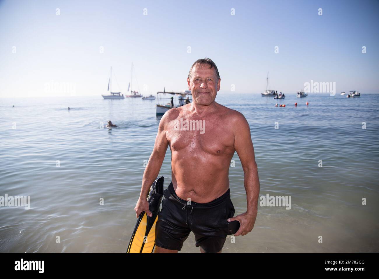 Athen, Griechenland. 06. Januar 2023. Ein Mann posiert am Ende des „Großen Segens der Gewässer“, der orthodoxen Zeremonie des Epiphanietages im Palaio Faliro. Kredit: SOPA Images Limited/Alamy Live News Stockfoto