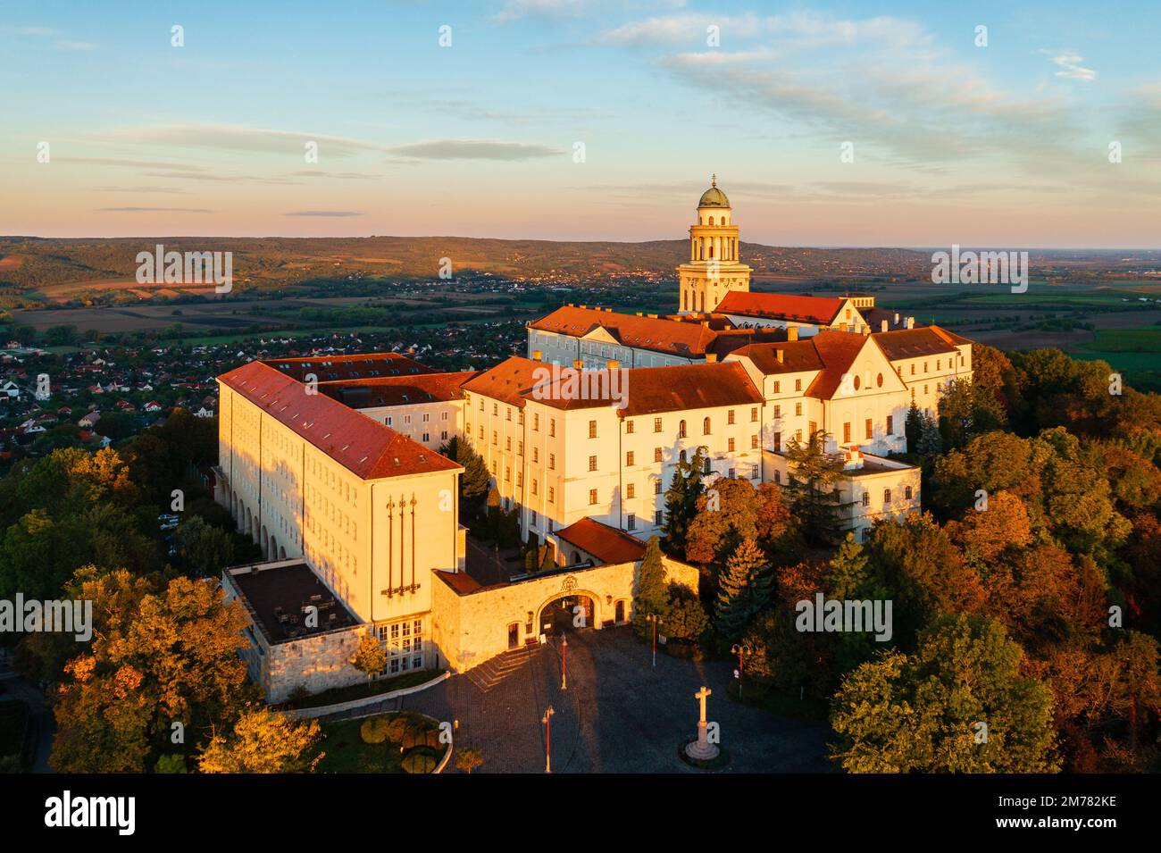 Aus der Vogelperspektive über das Benediktinerkloster von Pannonhalma. Dies ist die zweitgrößte territoriale Abtei der Welt. Stockfoto