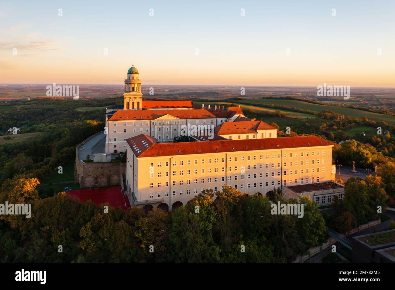 Aus der Vogelperspektive über das Benediktinerkloster von Pannonhalma. Dies ist die zweitgrößte territoriale Abtei der Welt. Stockfoto