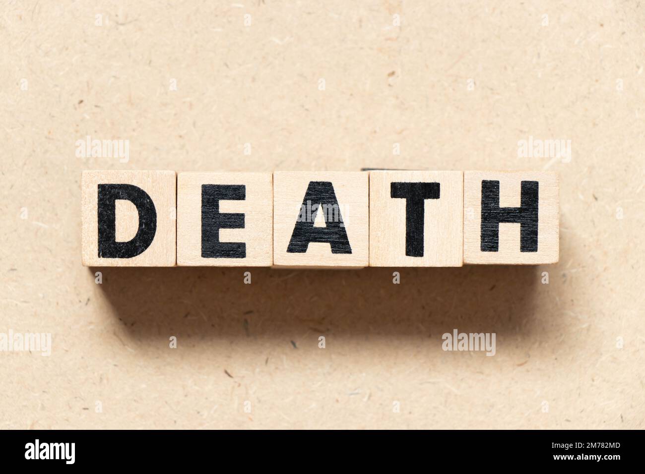 Buchstabenblock im Wort Tod auf Holzhintergrund Stockfoto