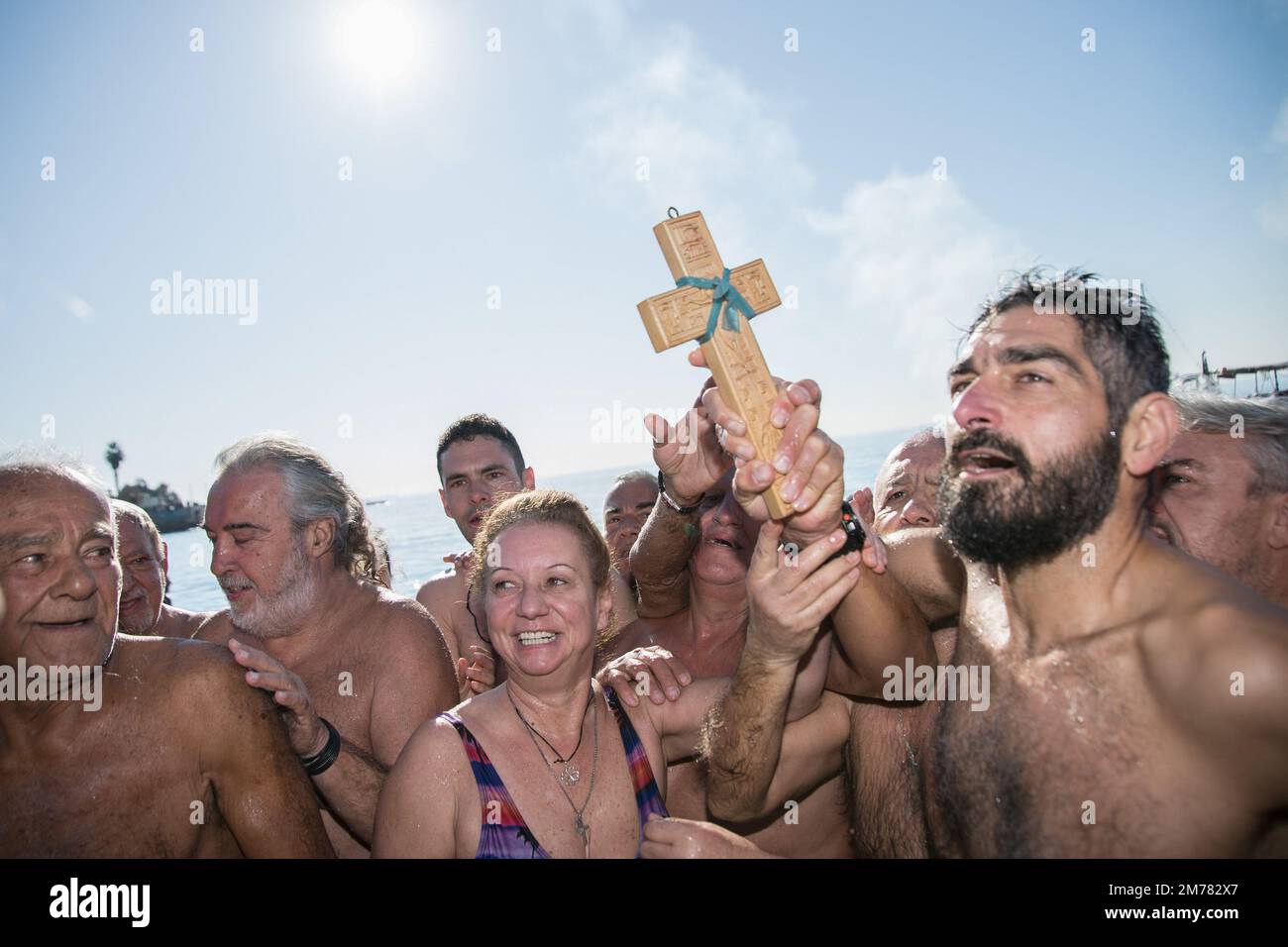 Athen, Griechenland. 06. Januar 2023. Die Menschen halten ein hölzernes Kreuz während der „großen Segen der Gewässer“, der orthodoxen Zeremonie des Epiphanietages im Palaio Faliro. (Foto: Maria Makraki/SOPA Images/Sipa USA) Guthaben: SIPA USA/Alamy Live News Stockfoto