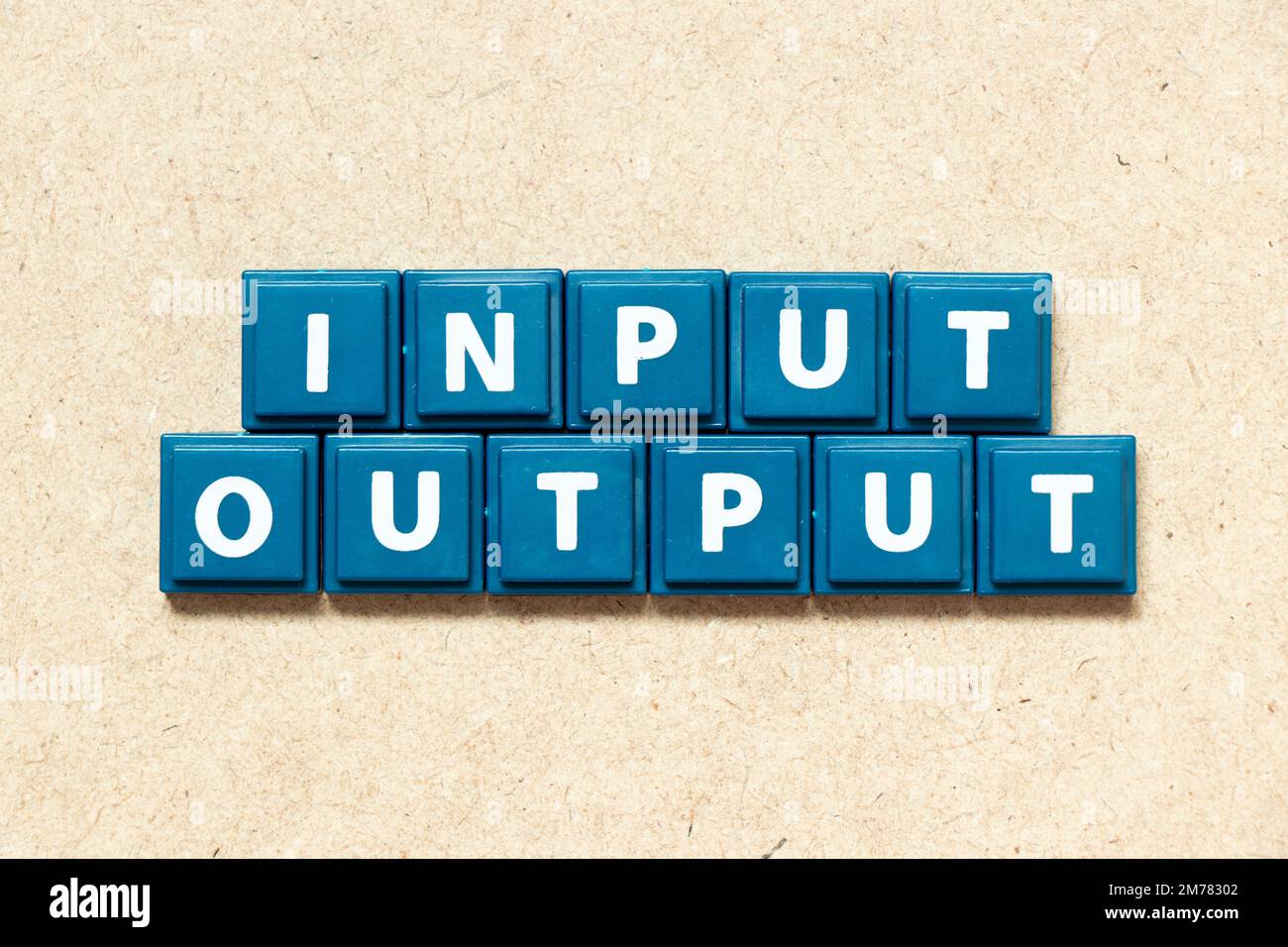 Tile Alphabet Buchstaben in Word Input-Ausgabe auf Holz Hintergrund Stockfoto