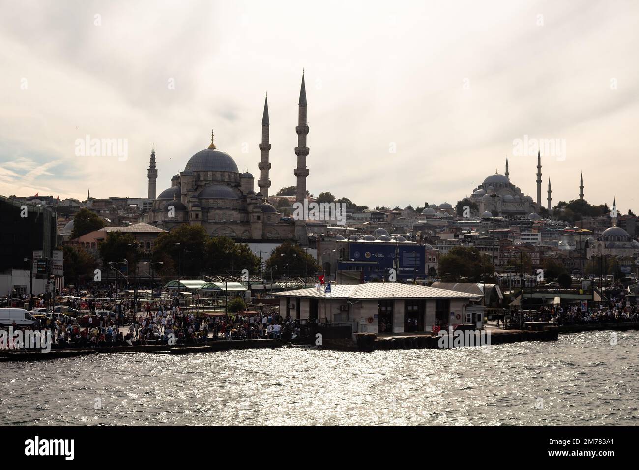 Blick auf die Menschen auf dem Sirkeci-Platz und historische Moscheen im Eminonu-Viertel von Istanbul. Stockfoto