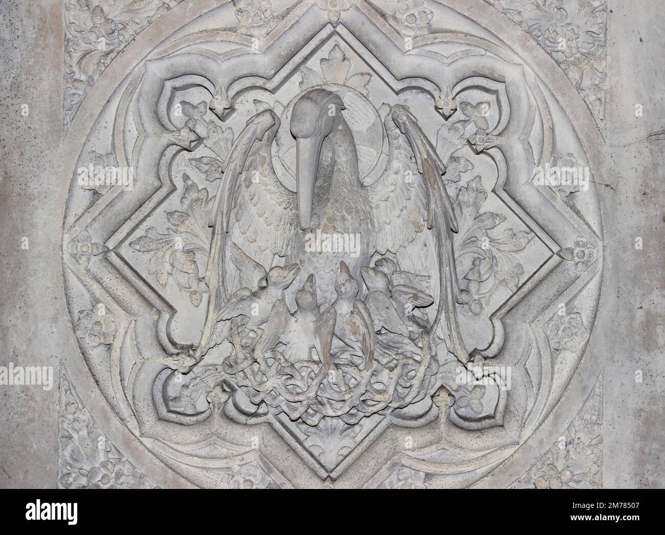 Pelikan in ihrer Frömmigkeit - Steinschnitzen in unsere Frau der unbefleckten Empfängnis, Birkenhead Stockfoto