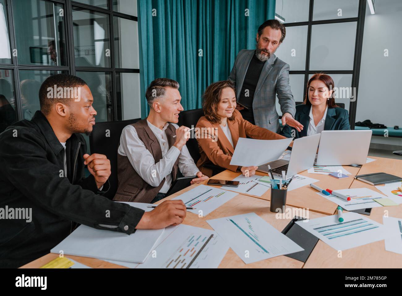 Geschäftsleute in Büros, die über ein Internet-Netzwerk verbunden sind, analysieren Statistiken Stockfoto