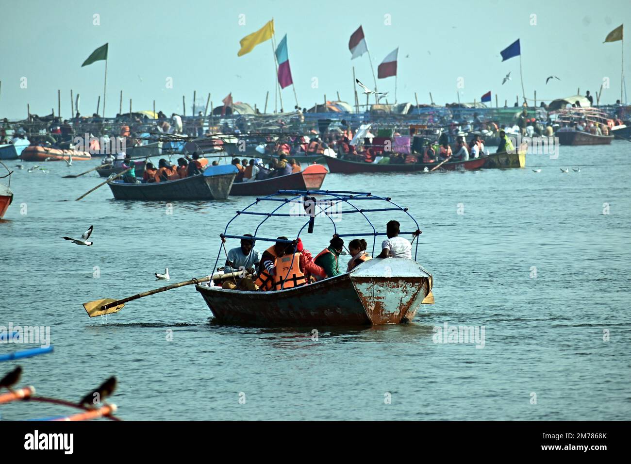 INDIEN, PRAYAGRAJ, 8. JANUAR : Anhänger machen eine Bootsfahrt auf dem Fluss Ganga während der jährlichen Messe von Magh Mela in Prayagraj, Sonntag, 08. Januar 2023. Es wird erwartet, dass Lakhs von Gläubigen diese Messe auf dem bevorstehenden Festival von Makar Sankranti besuchen. Foto Von: Uma Shankar Mishra/Alamy Live News Stockfoto