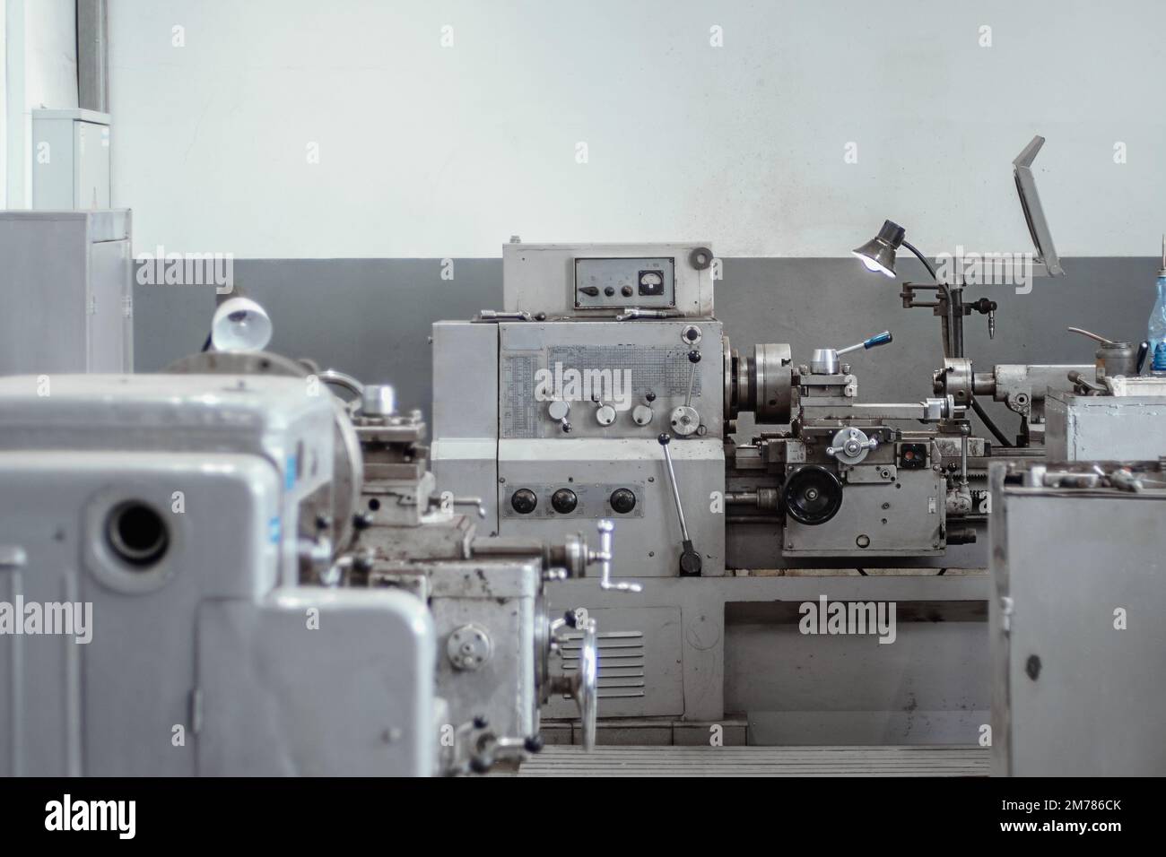 Alte Drehmaschine für die Metallverarbeitung. Typ der Metallmaschinenteile in der Fabrikdrehstätte. Industrieller Hintergrund. Industrieanlagen. Stockfoto