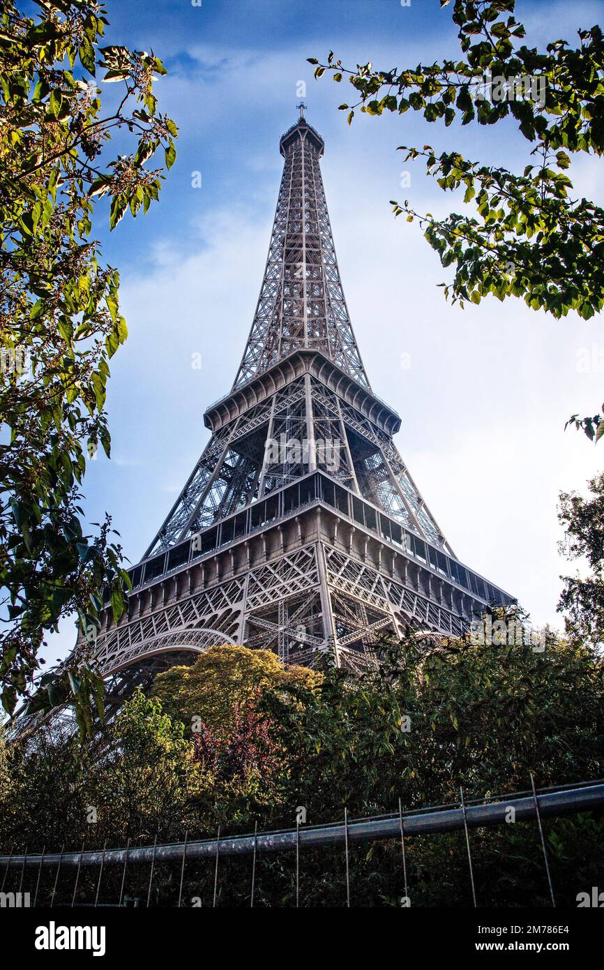 Der berühmte Eiffelturm erhebt sich über die umliegenden Gebäude in Paris, Frankreich. Stockfoto