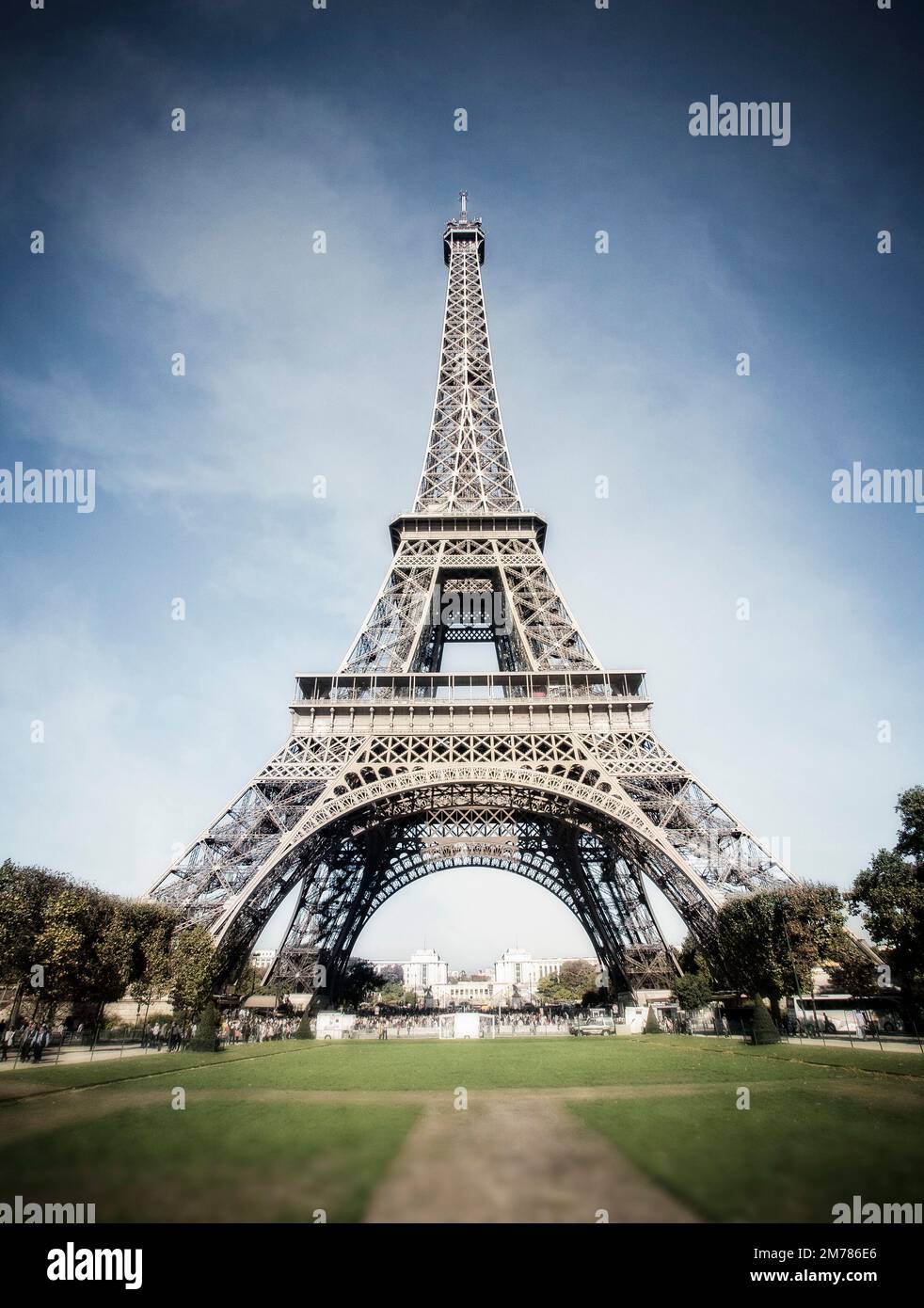 Der berühmte Eiffelturm an einem perfekten Herbsttag in Paris, Frankreich. Stockfoto