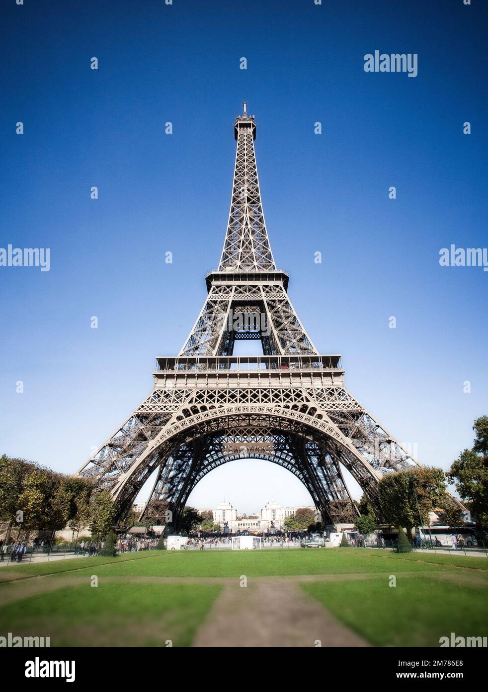 Der berühmte Eiffelturm an einem perfekten Herbsttag in Paris, Frankreich. Stockfoto