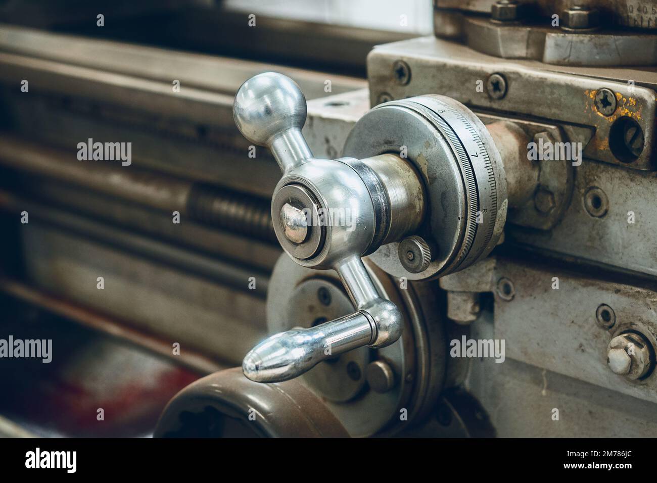 Alte Drehmaschine für die Metallverarbeitung. Typ der Metallmaschinenteile in der Fabrikdrehstätte. Industrieller Hintergrund. Industrieanlagen. Stockfoto