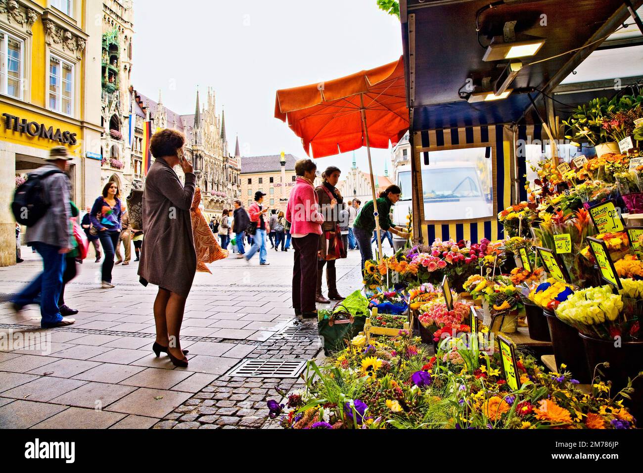 Ein Blumenstand in der Nähe des Marienplatzes und des Rathauses in München. Stockfoto