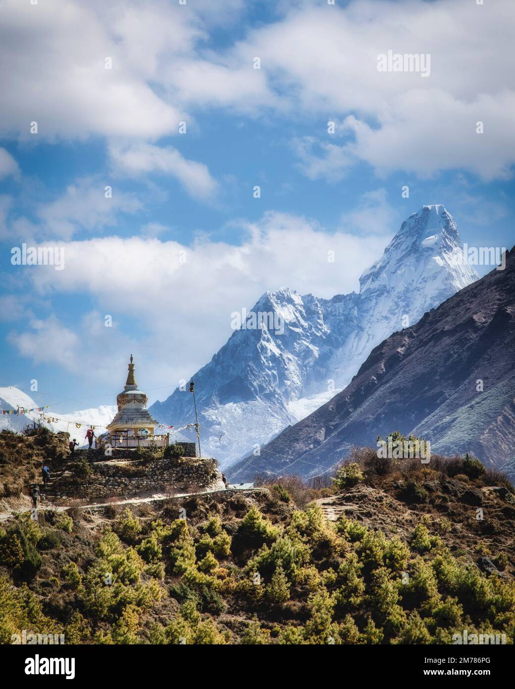 AMA Dablam kommt auf dem Everest Base Camp Trek im Sagarmatha National Park in Nepal ins Auge. Stockfoto