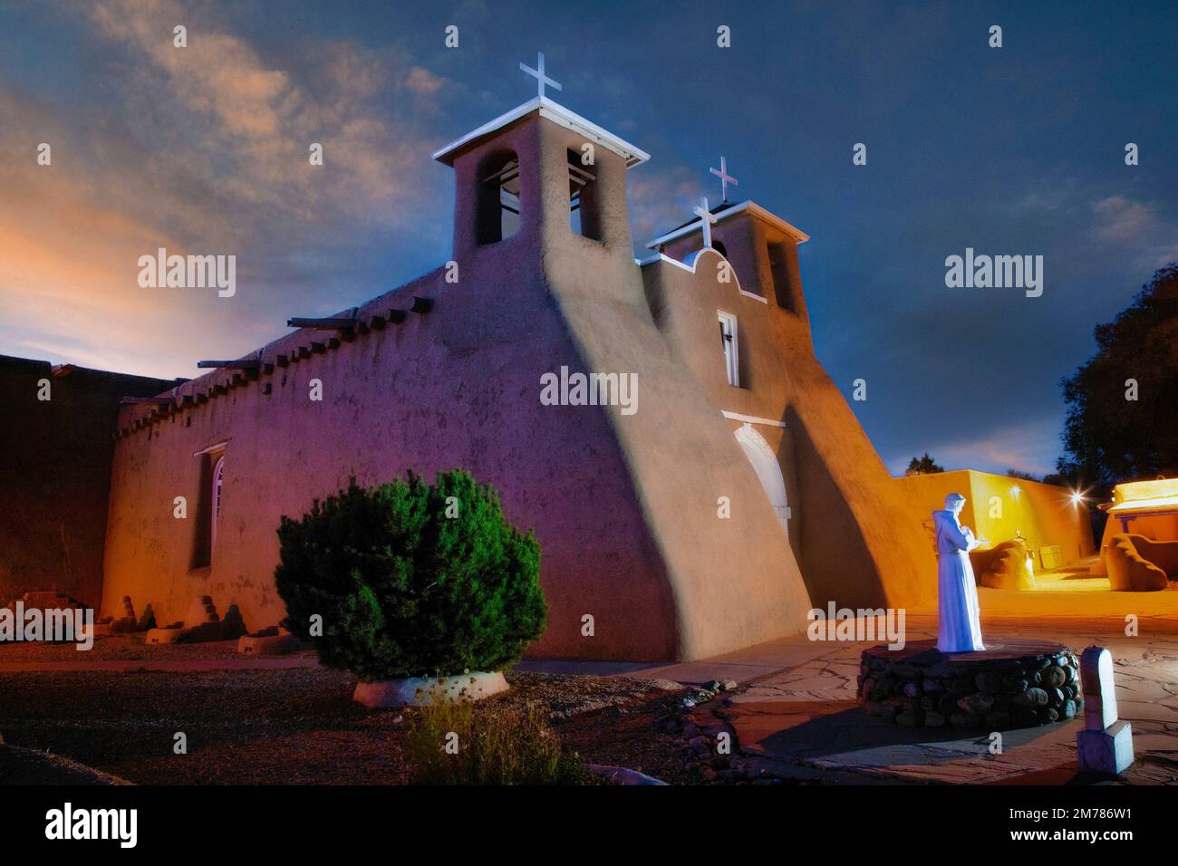 Die historische San Francisco de Asis Mission Kirche von Ranchos de Taos, New Mexico, wurde 1815 fertiggestellt. Stockfoto