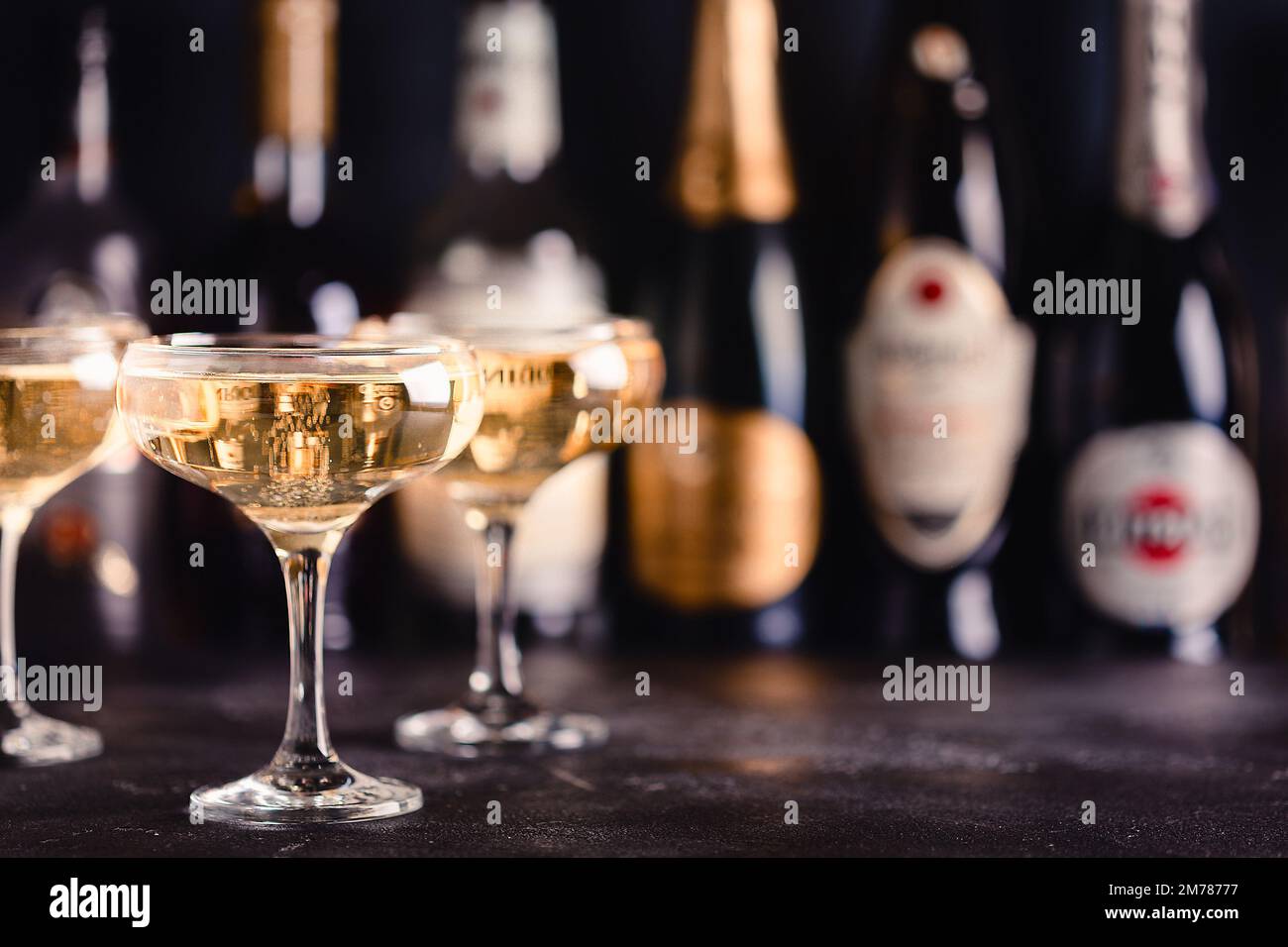 Sektgläser auf dunklem Hintergrund. Das Konzept der Feier. Stockfoto