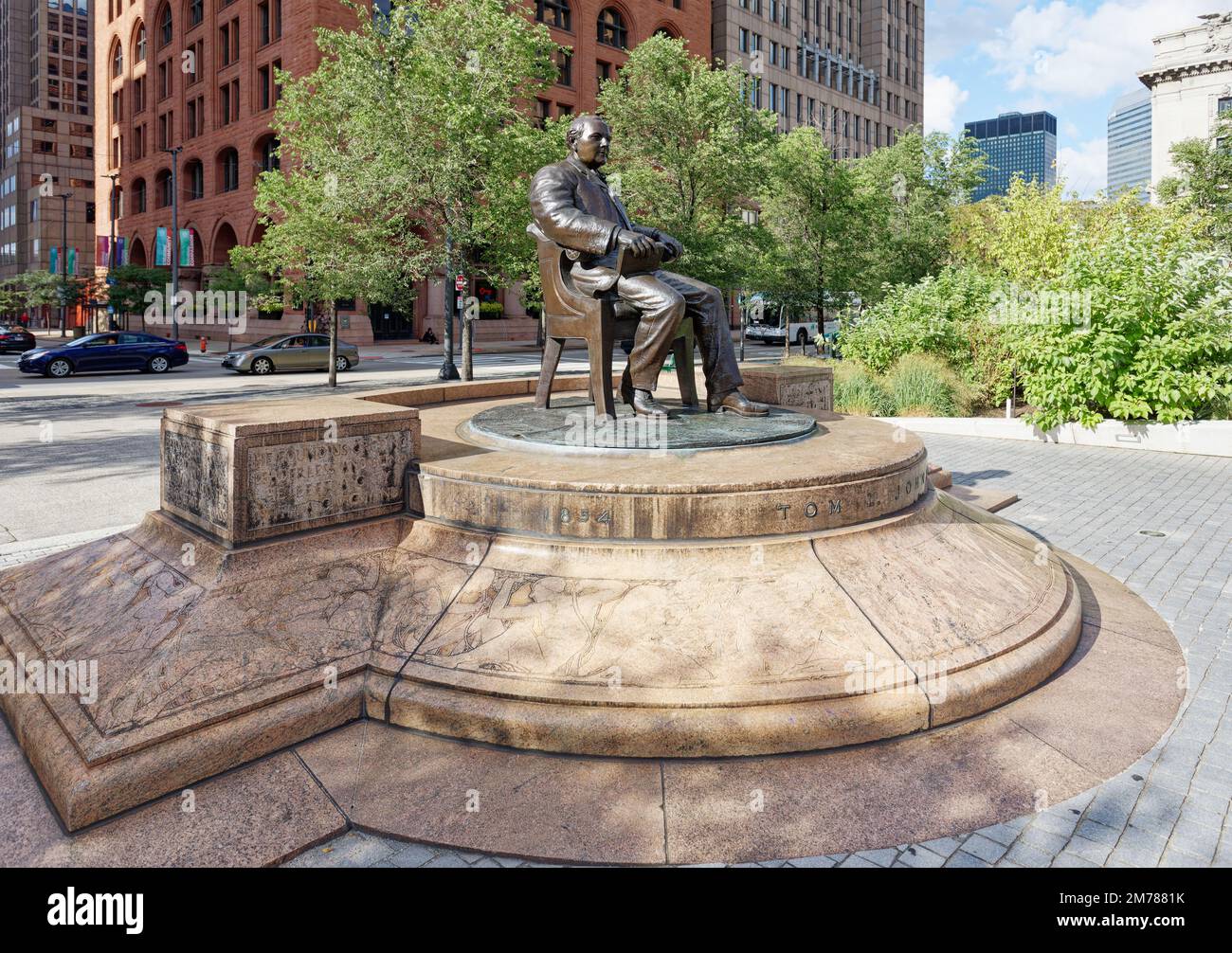 Tom Loftin Johnson, USA Repräsentant 1891-1895, war Bürgermeister von Cleveland 1901-1909. Seine Statue befindet sich in der nördlichen Hälfte des Public Square. Stockfoto