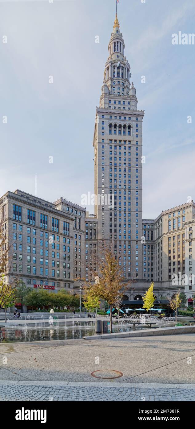 Der Tower City Center ragt über dem Public Square, dem mit Wahrzeichen gefüllten Herzen des historischen Stadtzentrums von Cleveland. Stockfoto