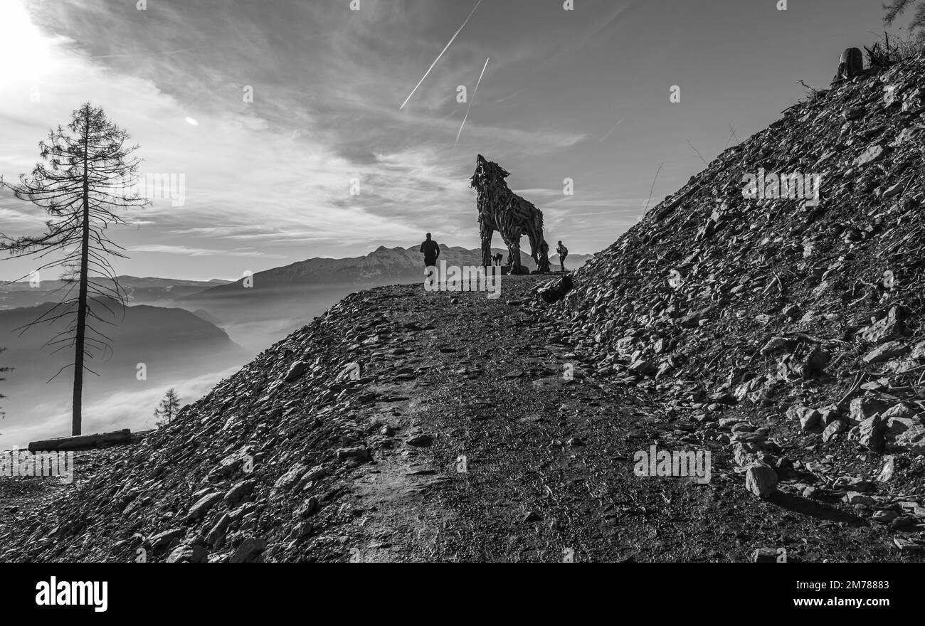 Lupa Vaia (Vaia Wolf). Holzskulptur mit zurückgewonnenem Holz aus dem Sturm Vaia (Zyklon Adrian) von Marco Martalar Vetriolo, Levico Terme, Trento Stockfoto