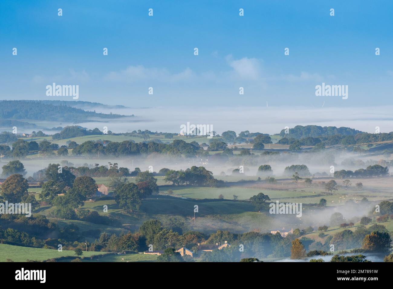 Wolkeninversion an einem späten Sommermorgen über dem Lune Valley in Lancashire, mit Blick über Burton in Lonsdale in Richtung Lancaster von oberhalb von Ingleton. U Stockfoto