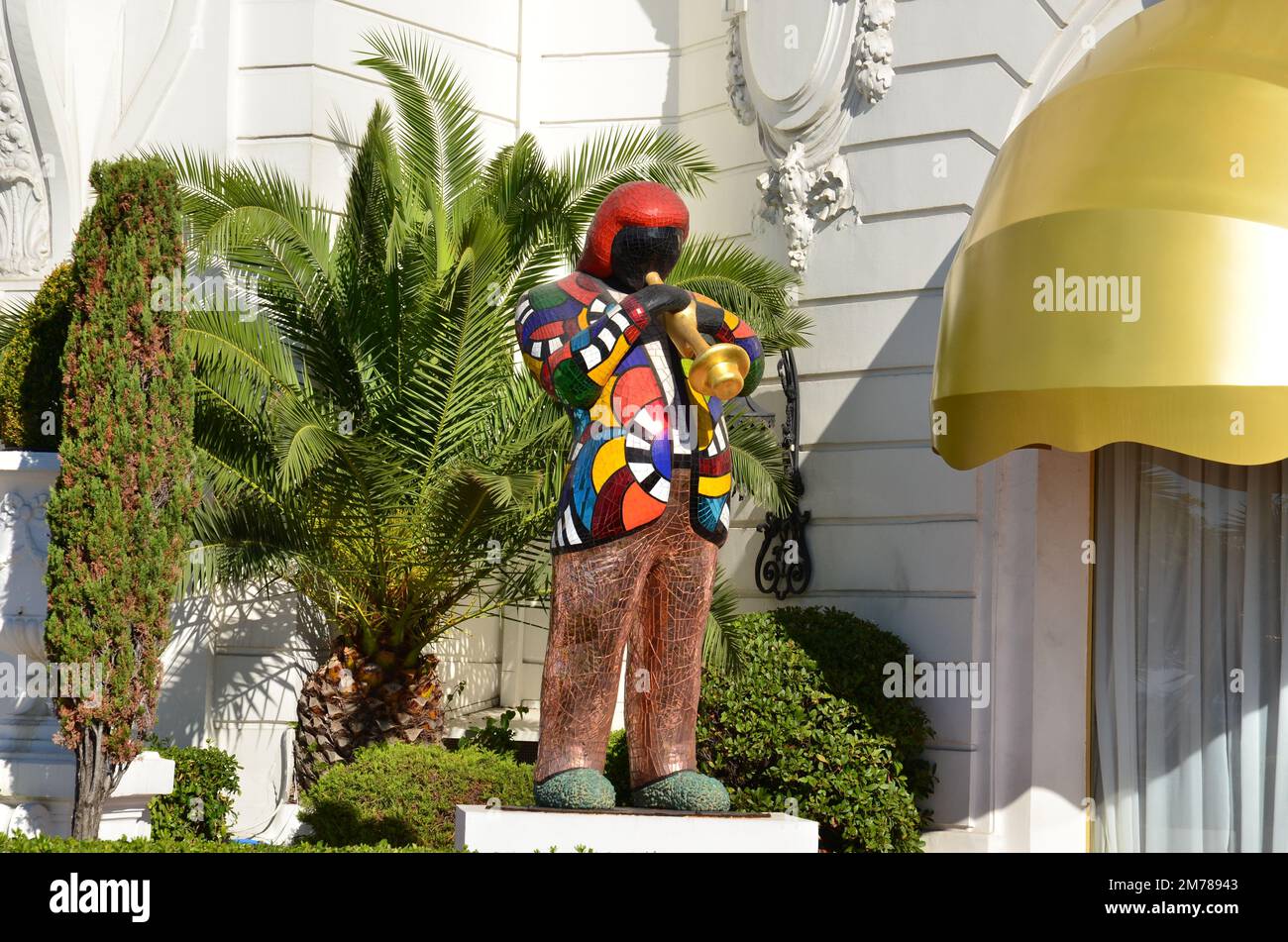 Frankreich, französische riviera, Nizza, die Trompeterstatue vor dem Negresco Hotel ist ein Werk von Niki de Saint Phalle, dem französisch-amerikanischen Bildhauer. Stockfoto
