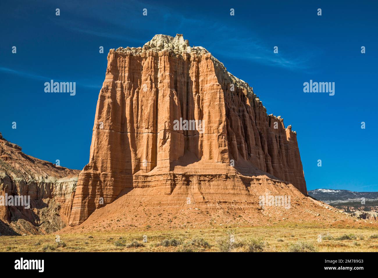 Cathedral Mountain, Sandsteinklippen, über Middle Desert Wash, Upper Cathedral Valley, Middle Desert, Capitol Reef National Park, Utah, USA Stockfoto