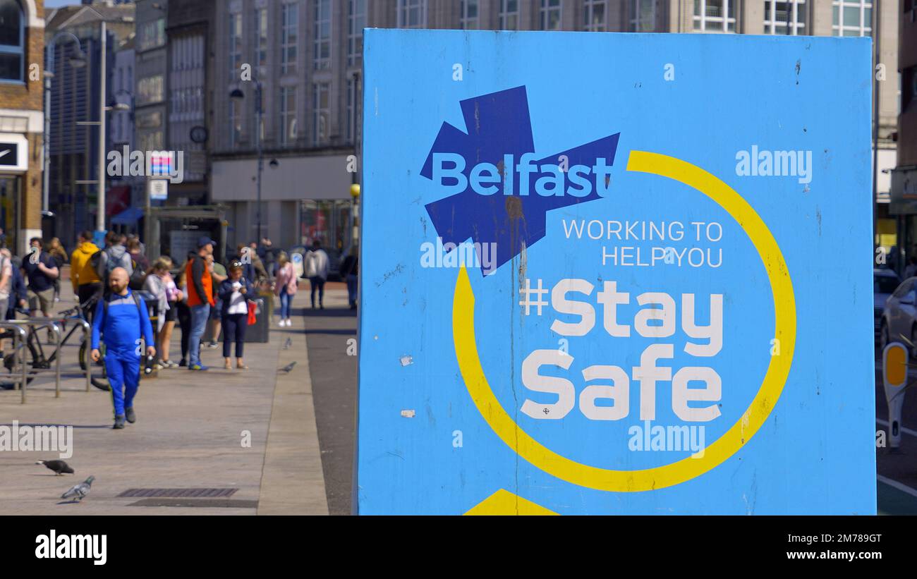 Schild „Stay Safe“ im Stadtzentrum von Belfast - BELFAST, Großbritannien - 25. APRIL 2022 Stockfoto