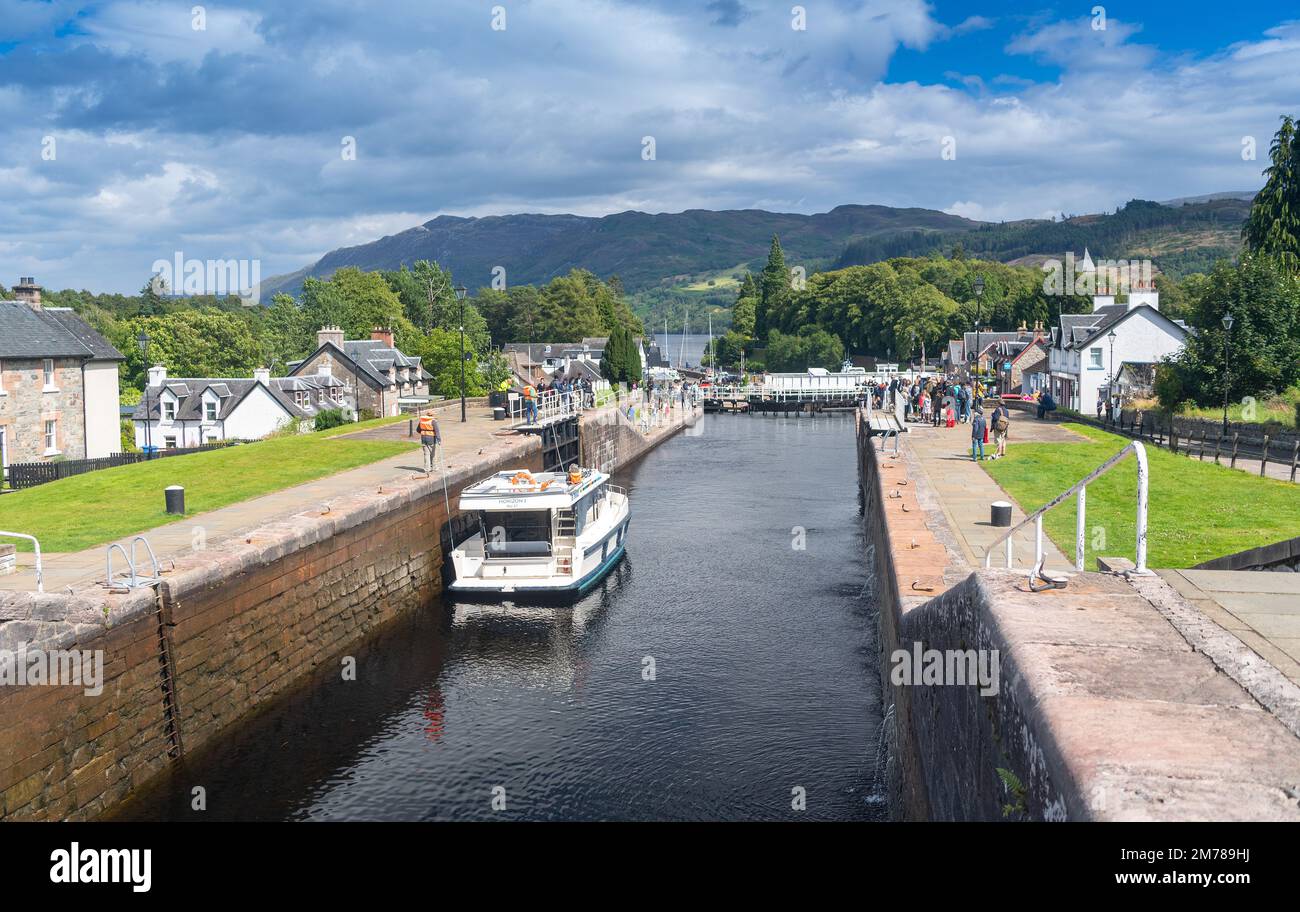 Freizeitboot, das durch Schleusen auf dem Caledonian Canal in Fort Augustus fährt und nach Loch Ness fährt. Stockfoto