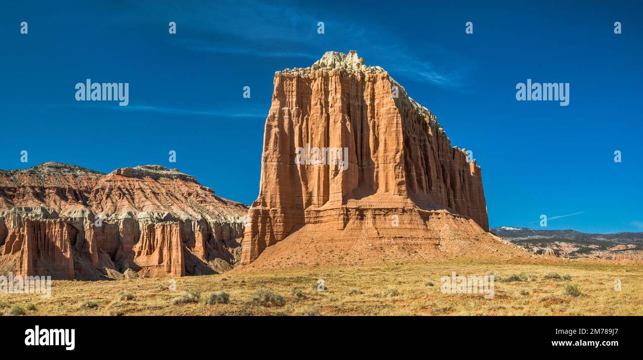 Cathedral Mountain, Sandsteinklippen, über Middle Desert Wash, Upper Cathedral Valley, Middle Desert, Capitol Reef National Park, Utah, USA Stockfoto