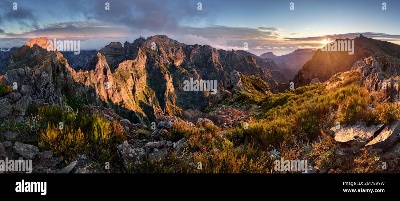 Berglandschaft Panorama bei Sonnenaufgang über Wolken auf Madeira Island, Pico Arieiro, Portugal Stockfoto
