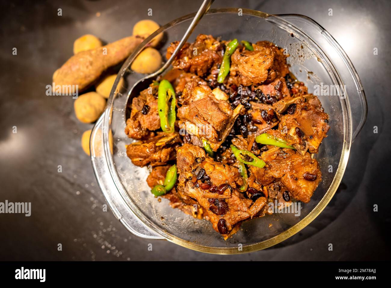 Süße und saure Schweinerippchen mit Tausi, serviert in einer Schüssel. Stockfoto