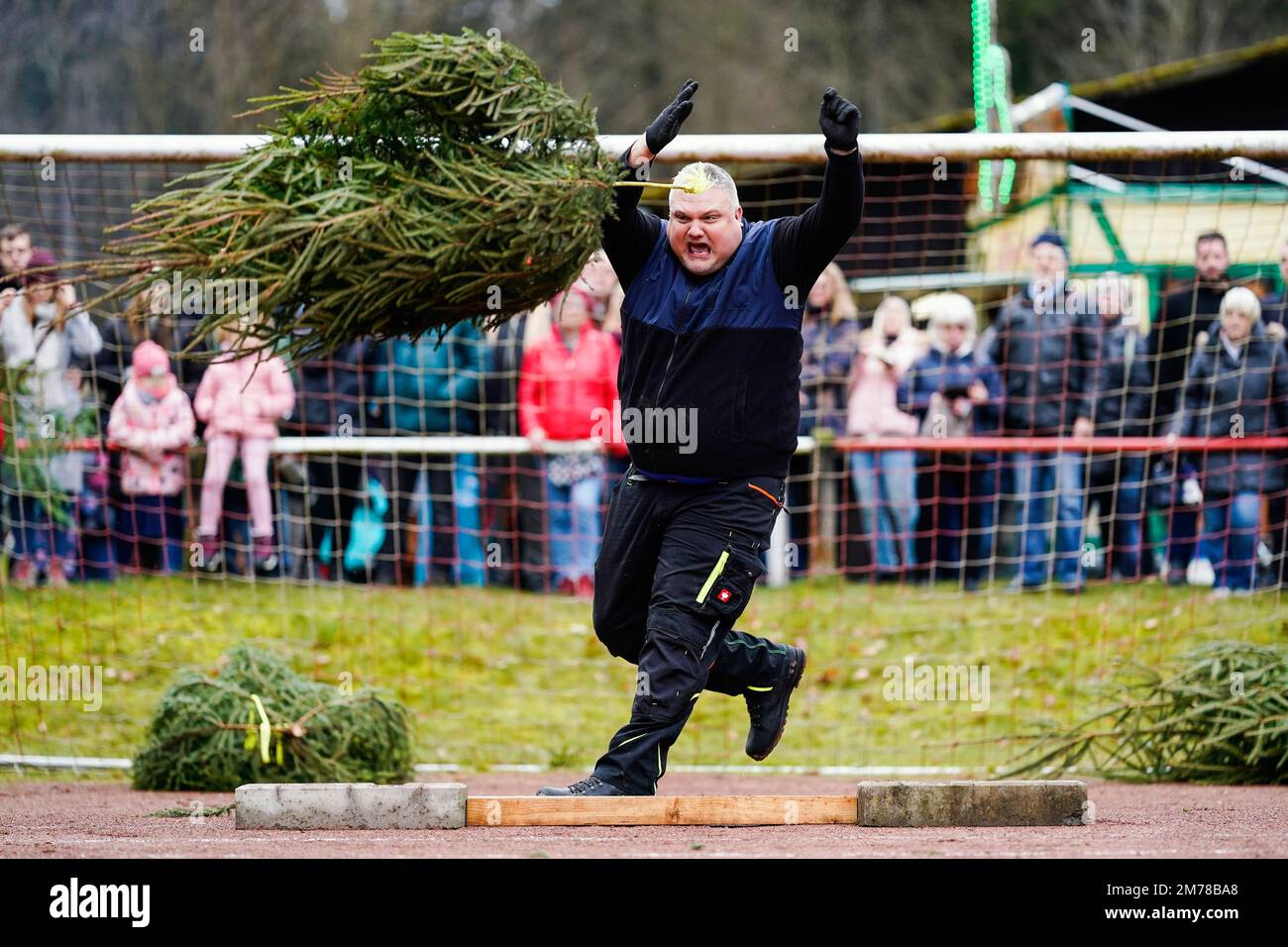 Weidenthal, Deutschland. 08. Januar 2023. Ein Teilnehmer wirft eine Fichte auf dem Gelände des Fußballvereins Wacker. Zum 15. Mal findet die World Christmas Tree Thwing Championship statt. Die Teilnehmer müssen eine Fichte von etwa 1,50 Metern wie einen Speer werfen, sie wie einen Hammer in der Leichtathletik schmeißen und über eine Springtafel manövrieren. Kredit: Uwe Anspach/dpa/Alamy Live News Stockfoto