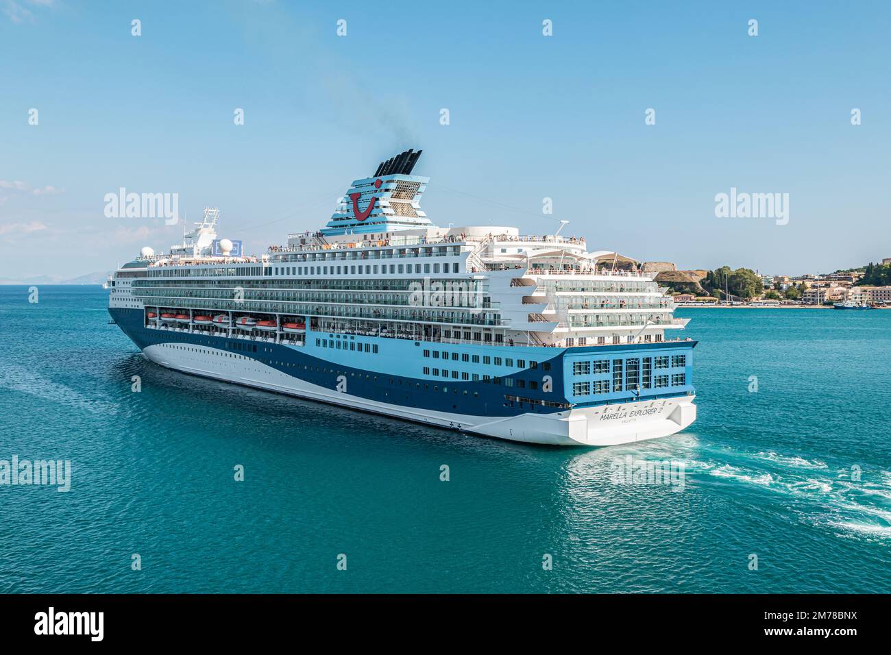 KORFU, GRIECHENLAND - 6. SEPTEMBER 2022: Kreuzfahrtschiff Marella Explorer 2 von TUI Cruises, die von Korfu, Griechenland, abfahren. Stockfoto