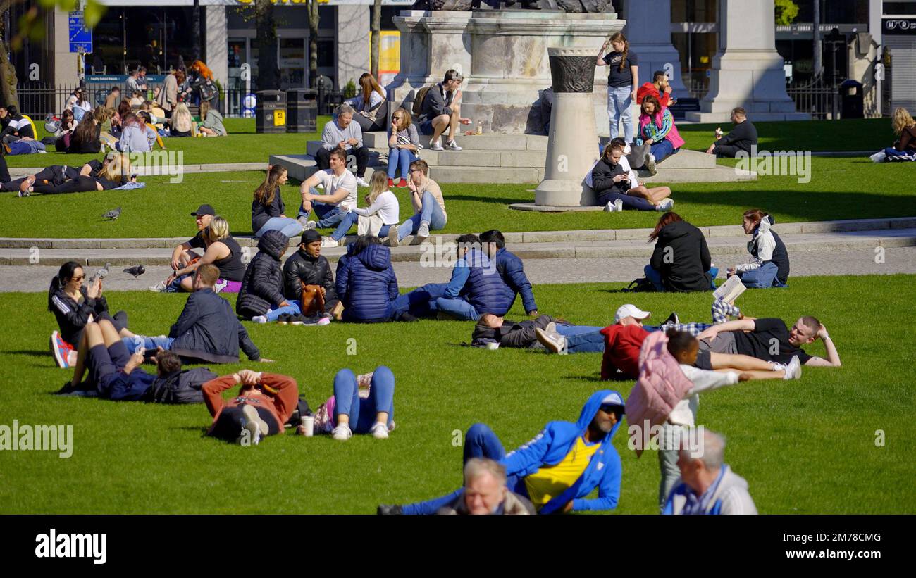 Die grünen Wiesen im Rathaus von Belfast sind ein großartiger Ort zum Entspannen - BELFAST, Großbritannien - 25. APRIL 2022 Stockfoto