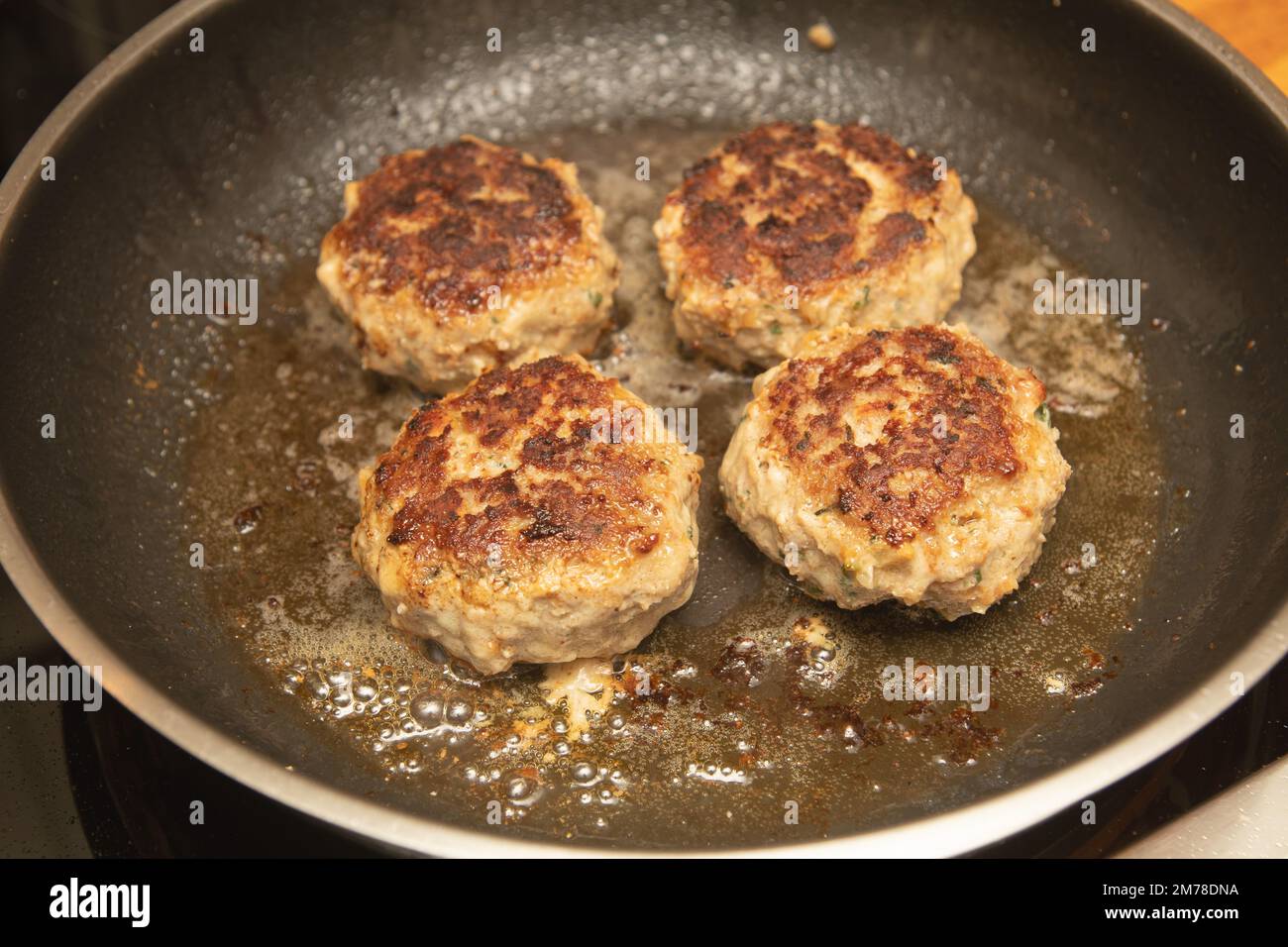 Ich koche Fleischbällchen in einer Pfanne Stockfoto