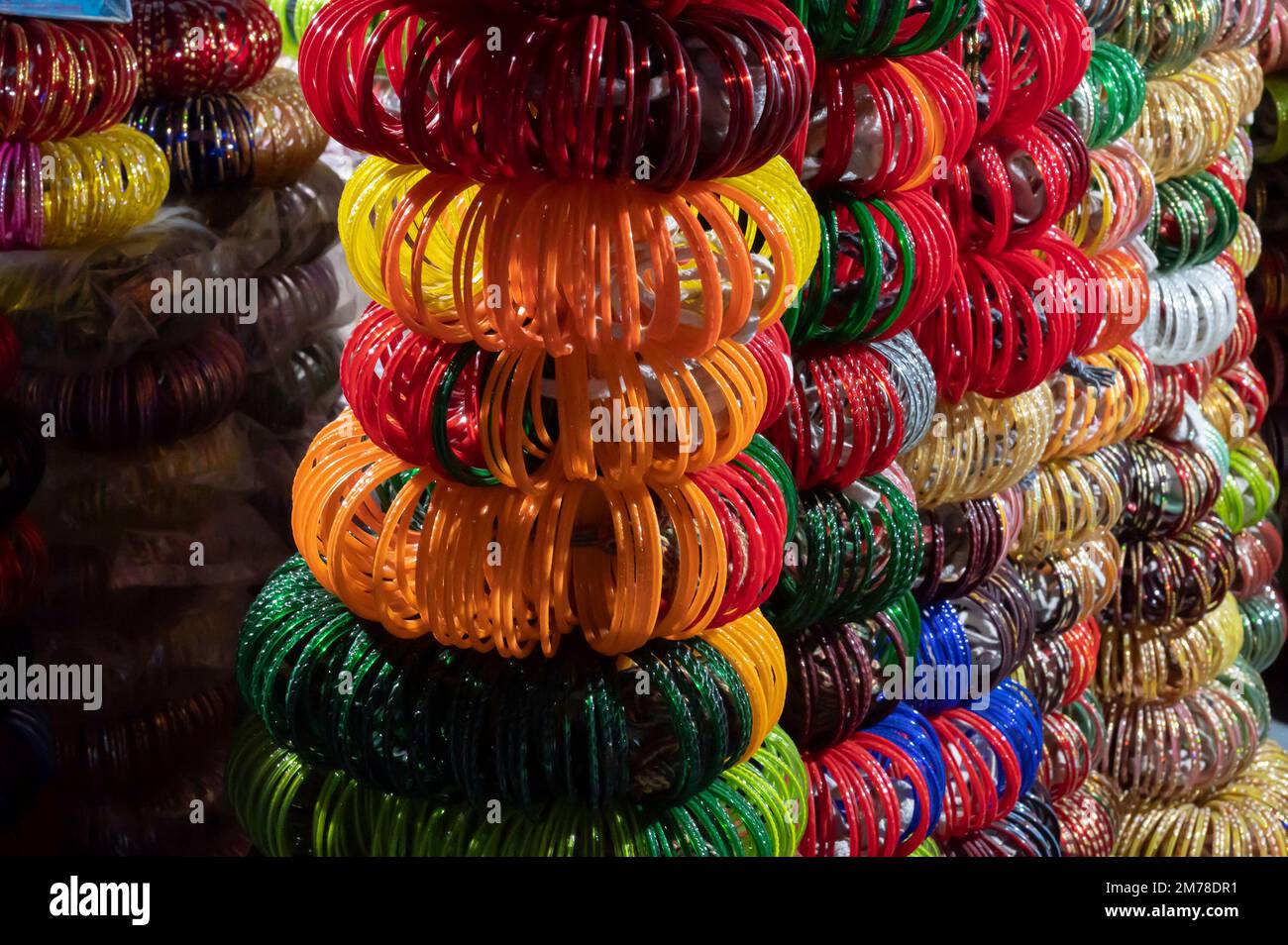 Schöne Rajasthani Bangles wird auf dem berühmten Sardar Market und Ghanta Ghar Clock Tower in Jodhpur, Rajasthan, Indien verkauft. Stockfoto