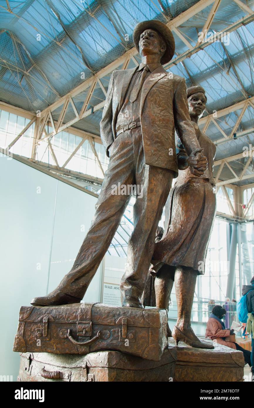 Das Bronze Sculpture National Windrush Monument wurde von Basil Watson, einer Familie, die auf einem Haufen Suitcases steht, in Waterloo Station London UK entworfen Stockfoto