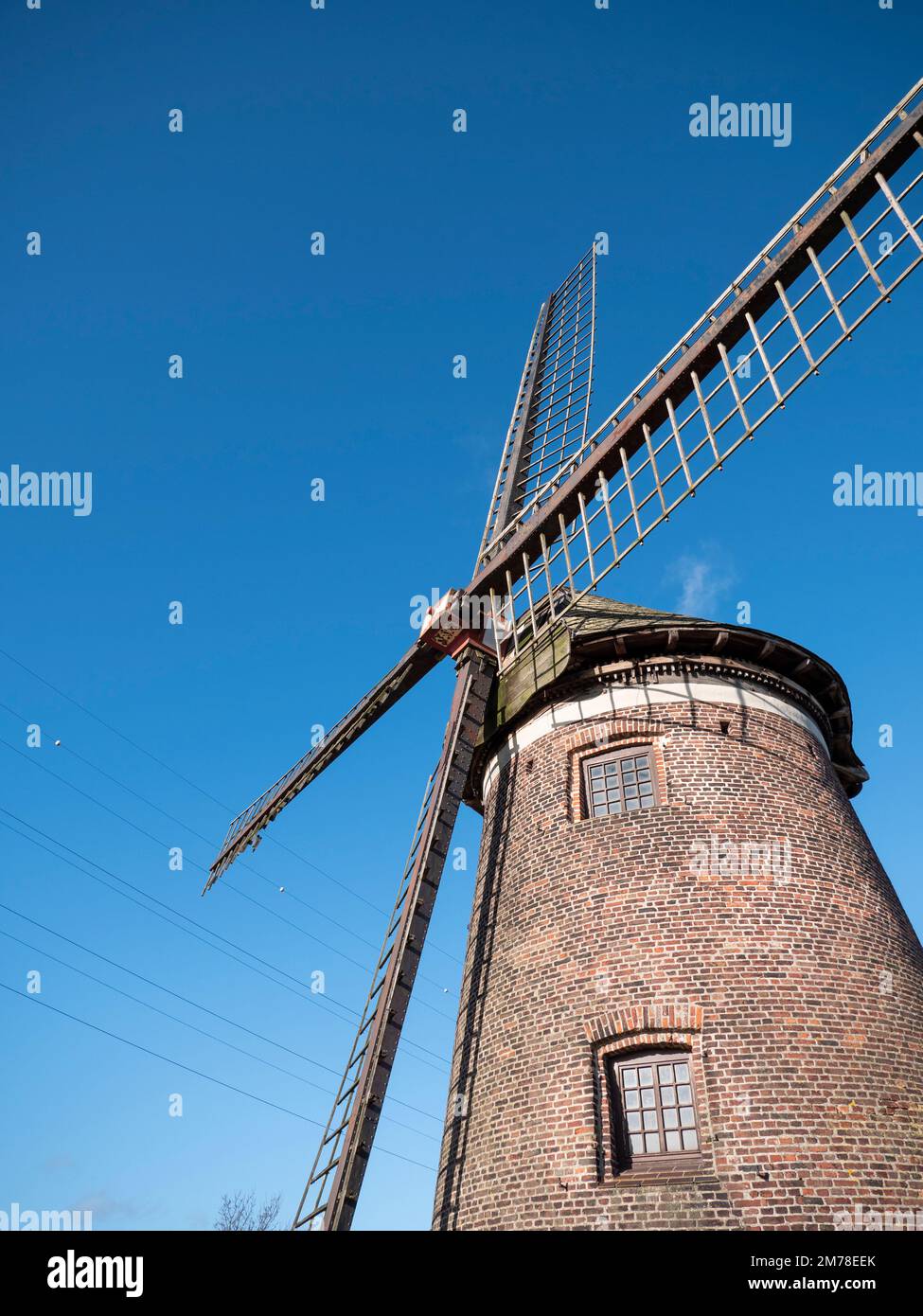 Alte Getreidemühle mit Klingen und blauem Himmel als Hintergrund Stockfoto