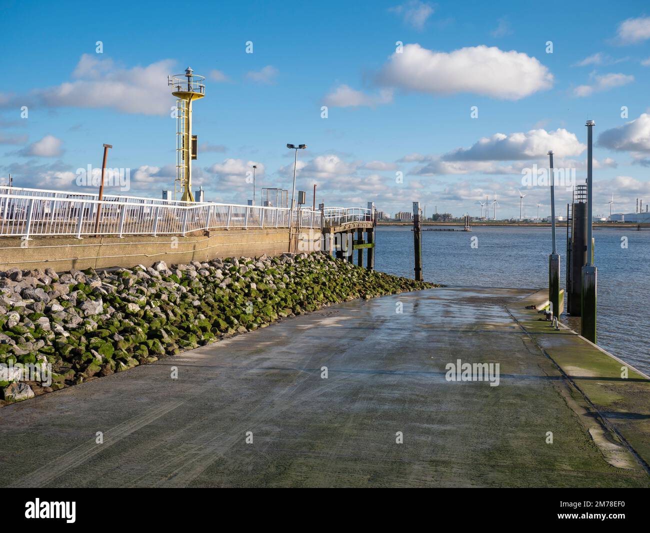 Der neue Kai zum Aussetzen von Vergnügungsbooten im kleinen Hafen des Polderdorfes Doel in Belgien Stockfoto