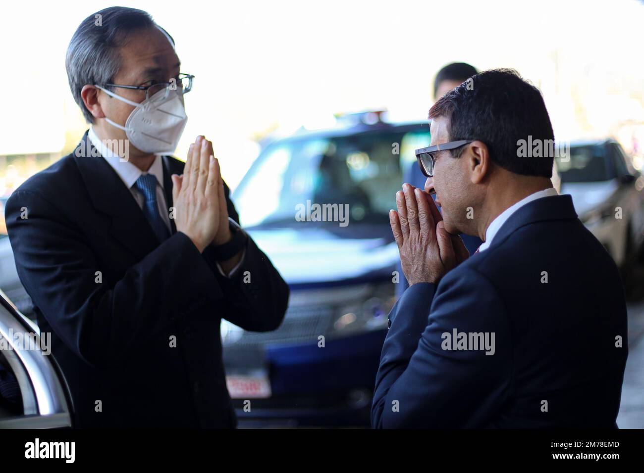 Kathmandu, Nepal. 08. Januar 2023. Chen Song Gai(L), der neu ernannte 22. unabhängige Botschafter und der chinesische amtierende Botschafter Wang Xin(R) begrüßen sich gegenseitig bei Chens Ankunft am Tribhuvan International Airport(TIA) am 8. Januar 2023 in Kathmandu, Nepal. (Foto: Abhishek Maharjan/Sipa USA) Guthaben: SIPA USA/Alamy Live News Stockfoto