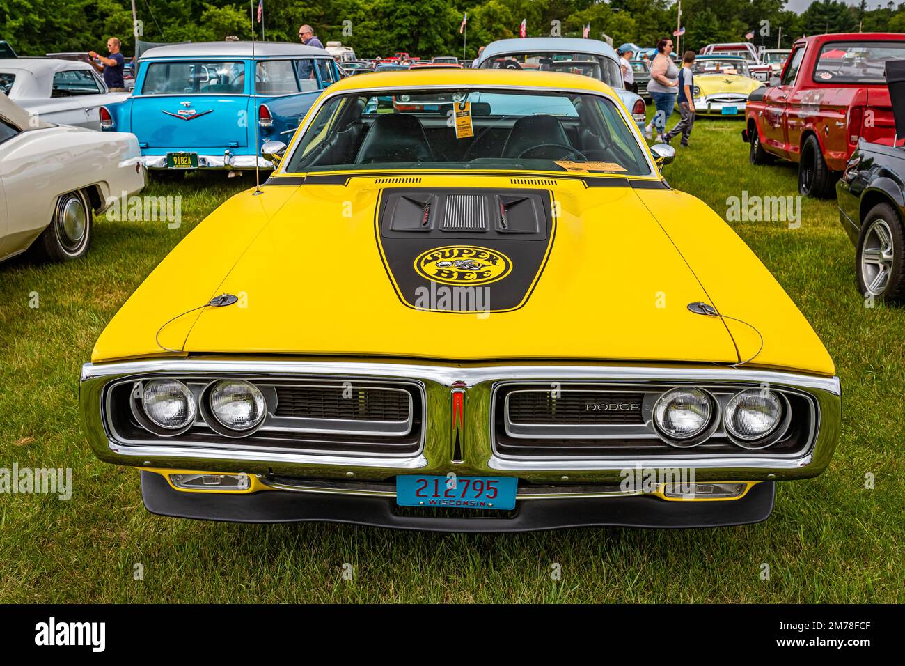 Iola, WI - 07. Juli 2022: Aus der Vogelperspektive: Eine 1971 Dodge Charger Super Bee Hardtop Coupe auf einer lokalen Automesse. Stockfoto