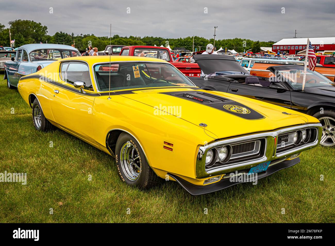 Iola, WI - 07. Juli 2022: Blick aus der Vogelperspektive auf eine 1971 Dodge Charger Super Bee Hardtop Coupe auf einer lokalen Automesse. Stockfoto