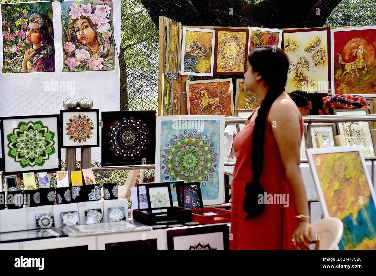 Bangalore, Indien. 8. Januar 2023. Eine Frau schaut sich Kunstwerke während einer Kunstmesse in Bangalore, Indien, am 8. Januar 2023 an. Kredit: Str/Xinhua/Alamy Live News Stockfoto