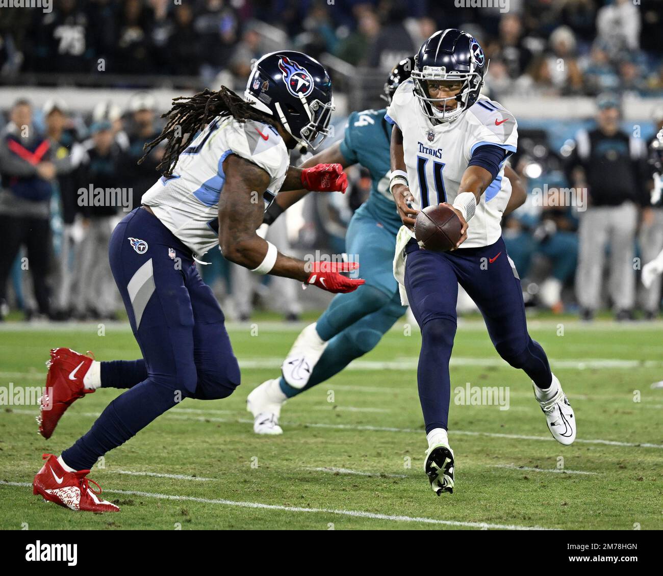 Jacksonville, Usa. 07. Januar 2023. Quarterback Joshua Dobbs (11) tritt am Samstag, den 7. Januar 2023, auf dem TIAA Bank Field in Jacksonville, Florida, an Running Back Derrick Henry an, während die Titans gegen die Jaguars um das letzte Spiel der NFL 2022/23 antreten. Die Jaguars besiegten die Titans 20-16 und brachten sie auf den ersten Platz der NFL Southern Conference. Foto: Joe Marino/UPI. Kredit: UPI/Alamy Live News Stockfoto