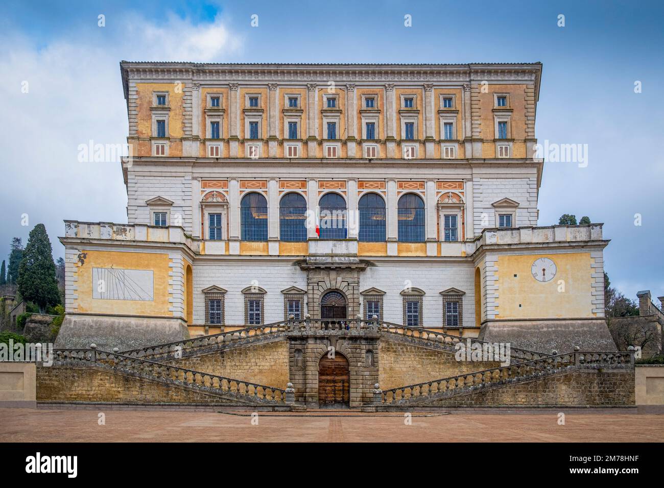 Seitenansicht der südöstlichen Hauptfront des Palazzo Farnese oder der Villa Farnese. Caprarola, Viterbo, Latium, Italien, Europa. Stockfoto Seitenansicht der südöstlichen Hauptfront des Palazzo Farnese oder der Villa Farnese. Caprarola, Viterbo, Latium, Italien, Europa. Stockfoto