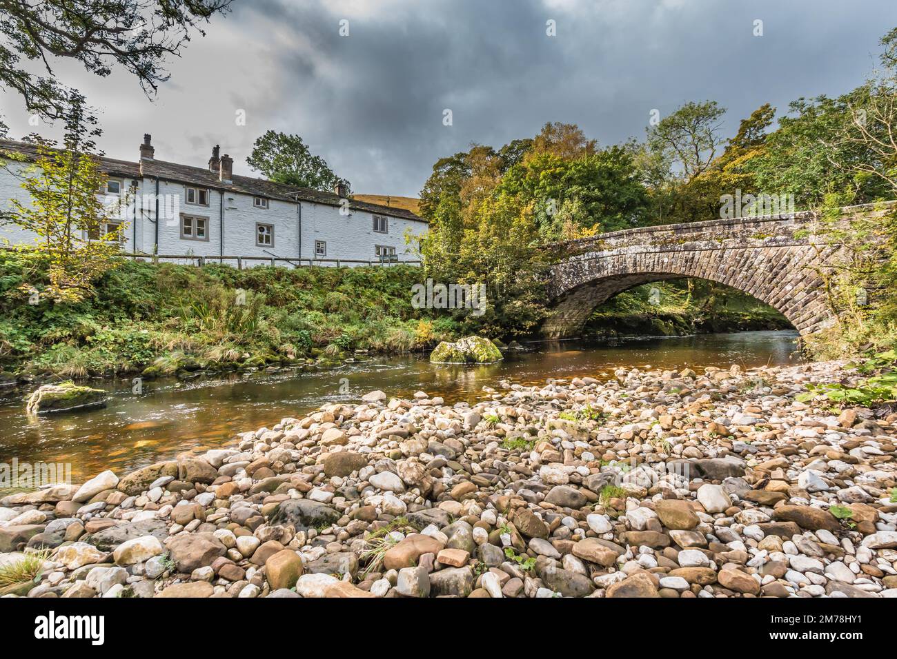 Das George Inn und die Hubberholme Bridge über die River Wharfe, Wharfedale im Yorkshire Dales National Park bei Sonnenschein im Herbst Stockfoto