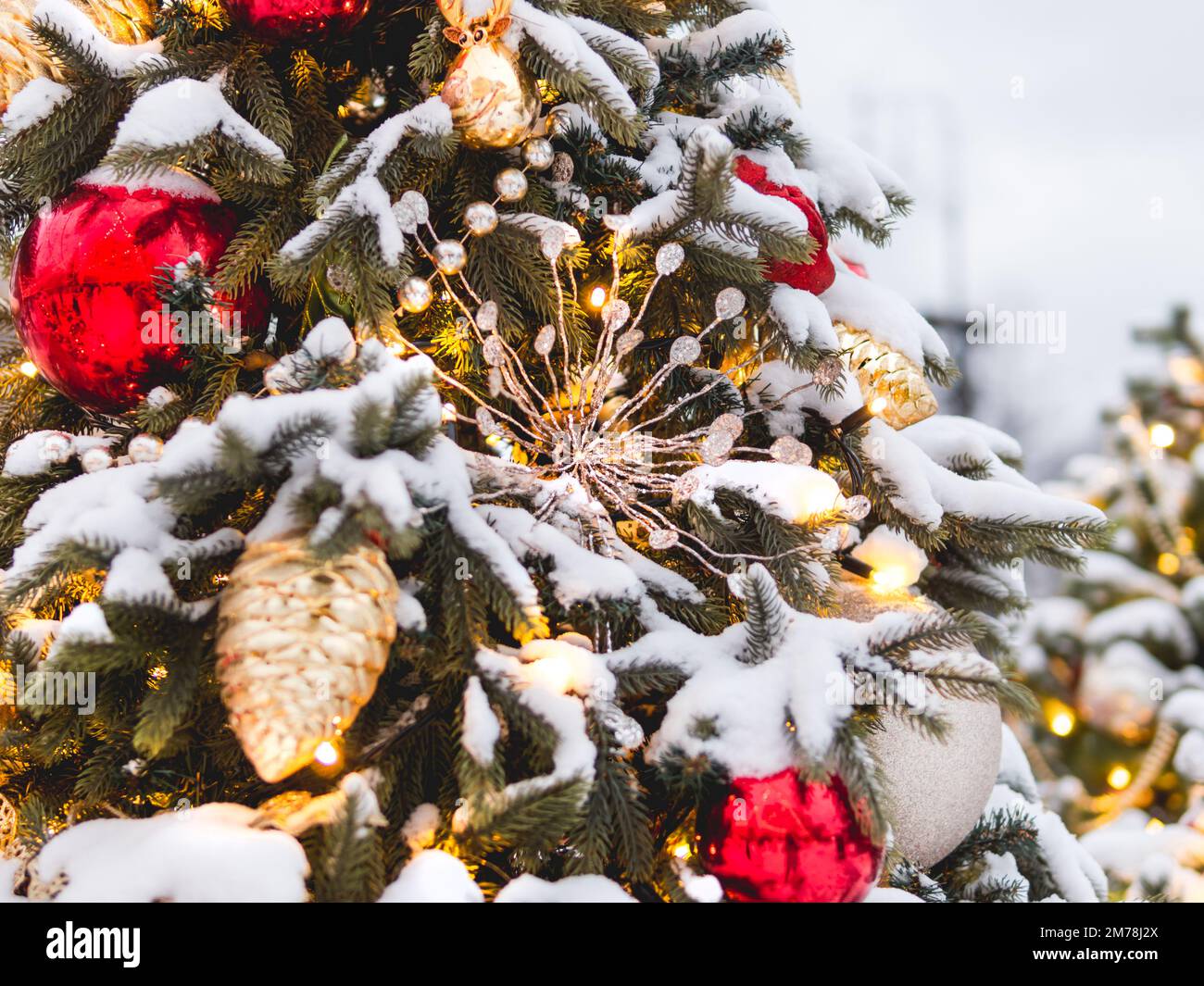 Weihnachtsbaum mit farbenfrohen Dekorationen im Freien. Tannenbaum mit Glühbirnen zur Silvesterfeier. Moskau, Russland. Stockfoto