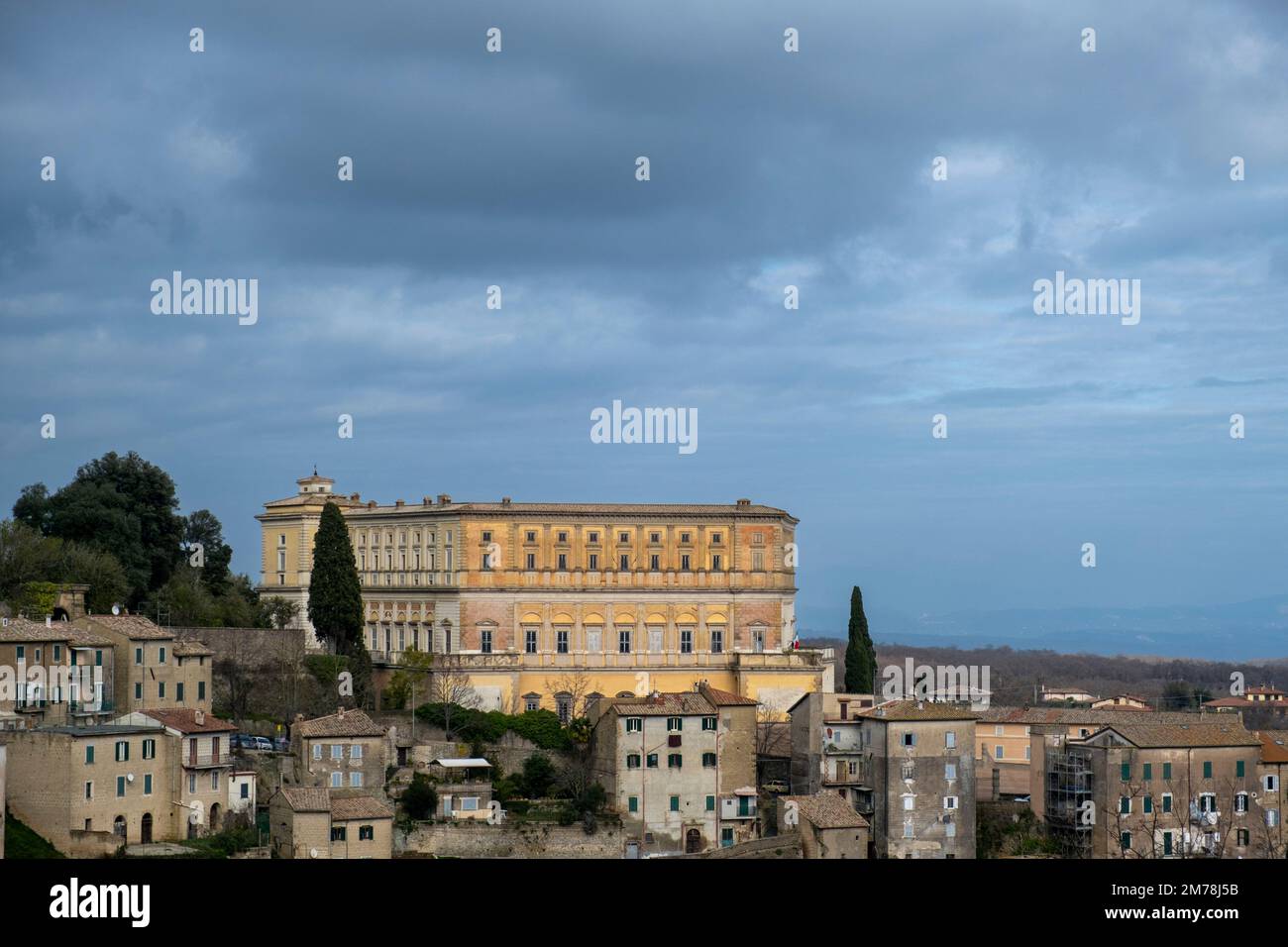 Landschaft der Altstadt von Caprarola mit den antiken Gebäuden Palazzo Farnese oder Villa Farnese. Caprarola, Viterbo, Latium, Italien, Europa. Stockfoto Landschaft der Altstadt von Caprarola mit den antiken Gebäuden Palazzo Farnese oder Villa Farnese. Caprarola, Viterbo, Latium, Italien, Europa. Stockfoto