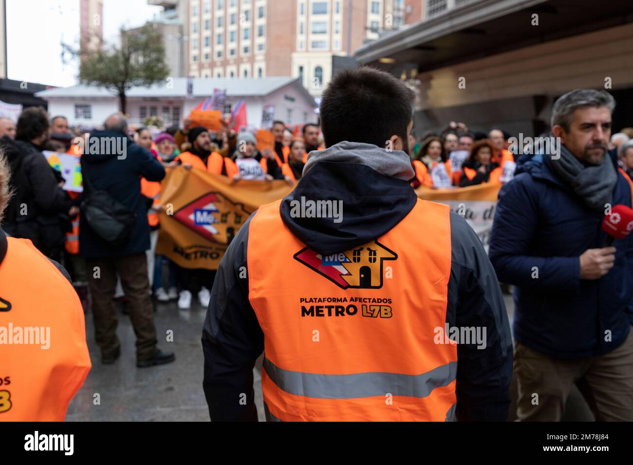 Manifestation. Demonstration von der Plaza de Callao zur Puerta del Sol in Madrid. Banner für die Betroffenen von Zeile 7B der San Fernando de Henares Stockfoto