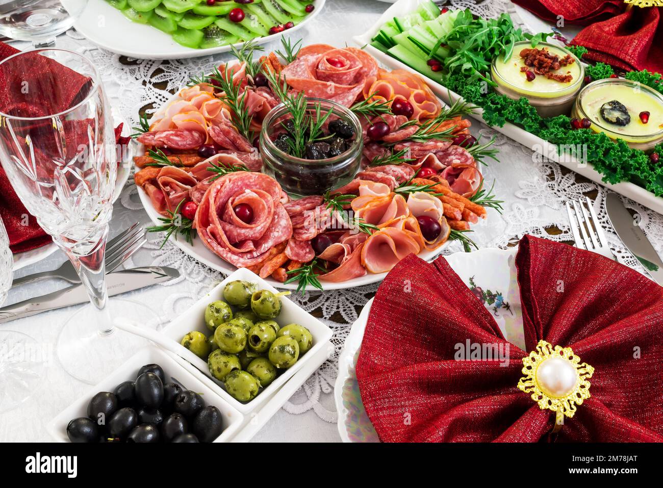 Partyessen, Weihnachtsbaum Kiwis Salat und verschiedene Würstchen Stockfoto