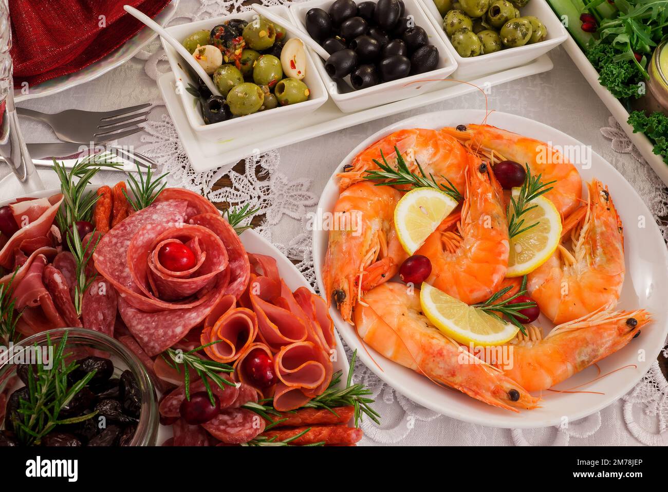 Partyessen, Weihnachtsbaum Kiwis Salat und verschiedene Würstchen Stockfoto